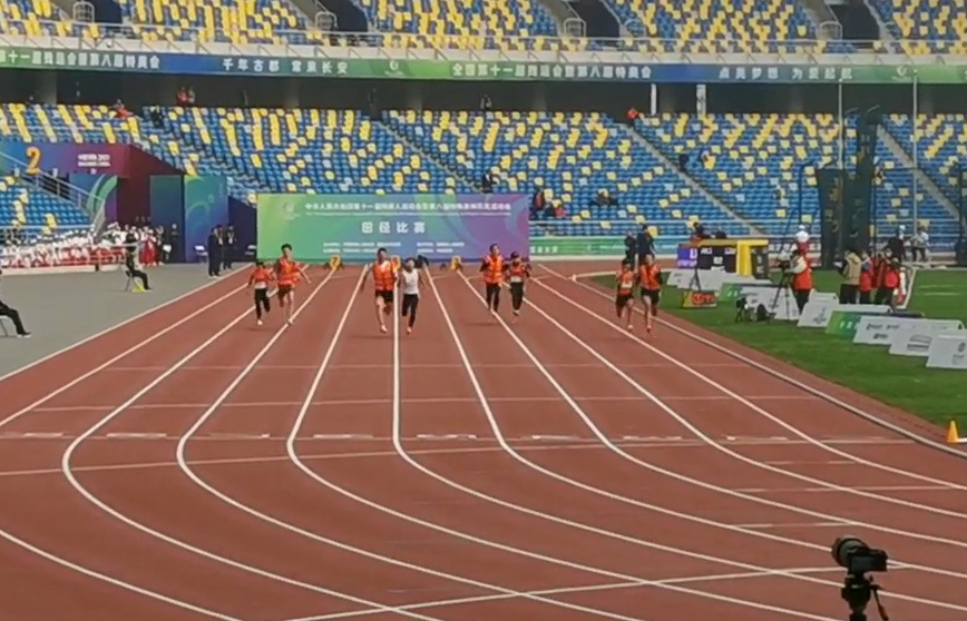 视障百米赛上的“双胞胎”  运动员和领跑员通过引跑绳成为一体