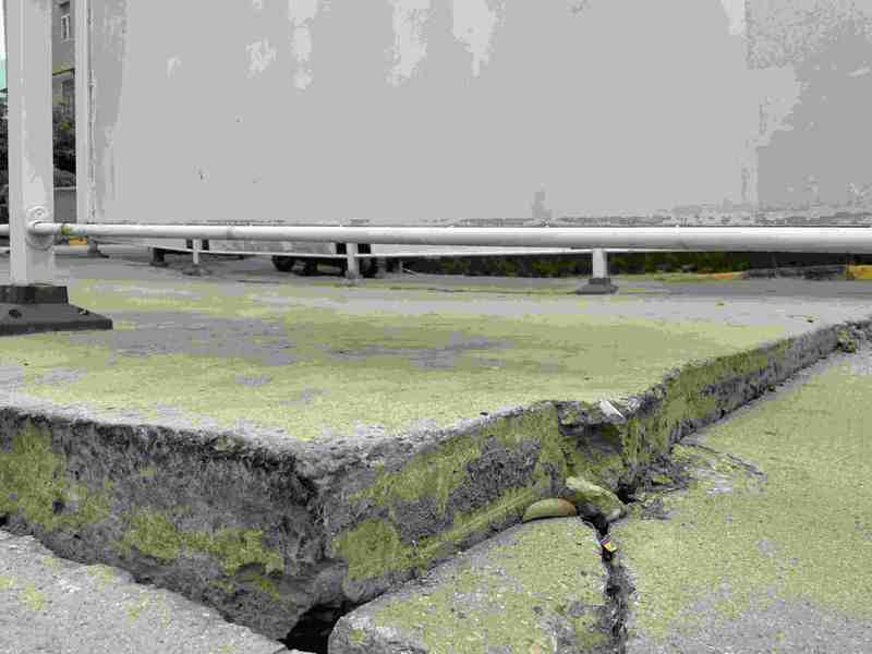西安金仕华城小区门前道路塌陷近一个月没人管 物业：需要继续上报