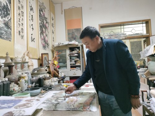 华商头条|商洛59岁男子因学木匠爱上绘画 如今成功转型成画家