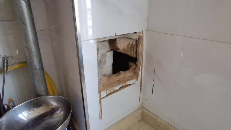 西安航城佳苑业主屋内公共管道渗水影响楼下 物业让自行拆除橱柜