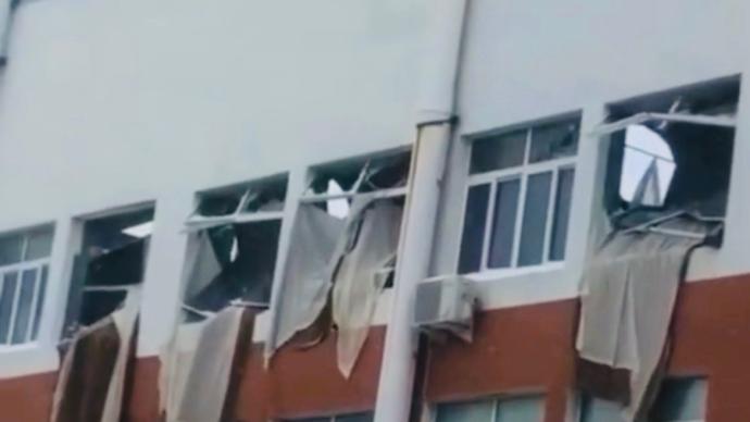 沈阳一中学报告厅棚顶发生坍塌：因积雪过厚导致 无人员受伤