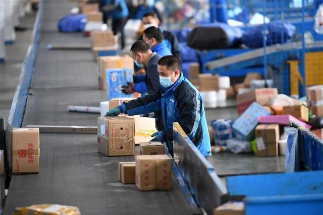 临近“双十一”公司月薪上万招快递员 仅一人投简历？