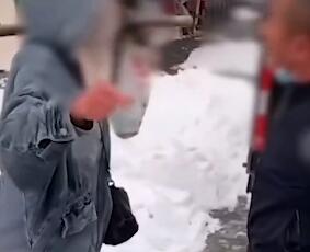 环卫工借铁锹给路人铲雪被辞退 官方通报：涉事组长被辞退