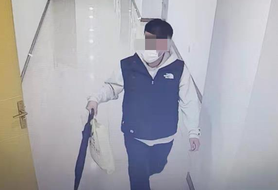 男子偷空乘制服跑航空公司被拘:来蹭饭 实习后未录取
