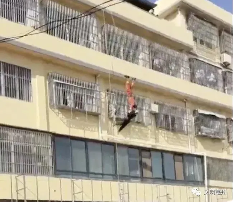 亳州牺牲消防员10岁妹妹手捧遗像送别哥哥 父母靠“炸油条、卖麻花”生活