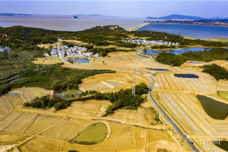 小村庄浓墨重彩绘乡村画图