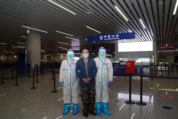 外逃20年许国俊被遣返 中纪报：尚有一人在逃，追逃绝不停止