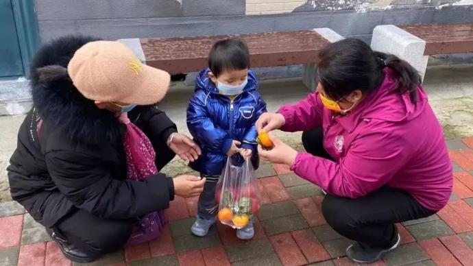 石家庄一两岁男娃深夜在街头玩耍无人认领 父亲涉嫌遗弃被抓