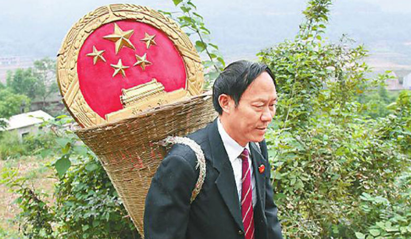 背着国徽翻山越岭，他究竟在干什么？