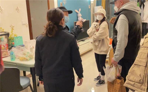 “狗比娃金贵”的视频被广泛转发 西安警方已依法暂扣犬只并处罚狗主人1300元
