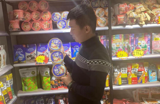 “刺死辱母者”于欢出狱一年：拒绝签约直播带货 凑钱开零食店