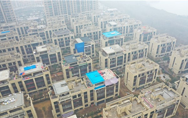 西安绿地与湖小区80户上叠拼户型业主 34户在屋顶违建