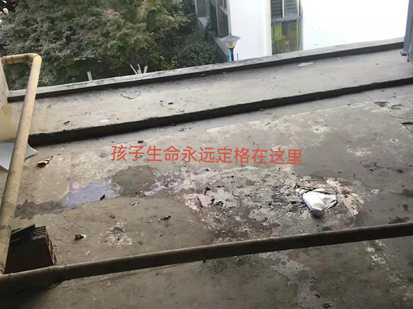 孩子坠亡在小区3楼的平台上。