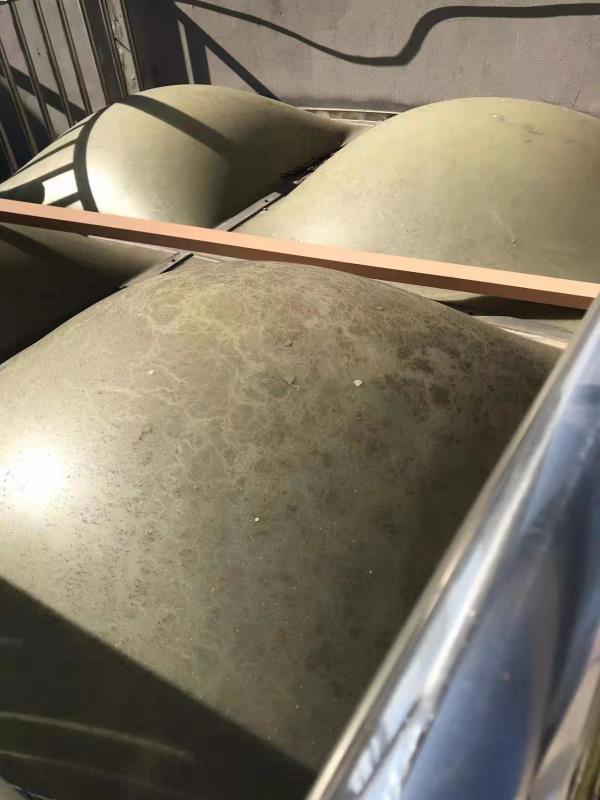 家属认为天台采光板严重老化，称一压就破