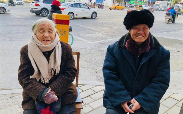 八旬老夫妻西安街头摆摊卖报19年 不图挣钱就当锻炼身体