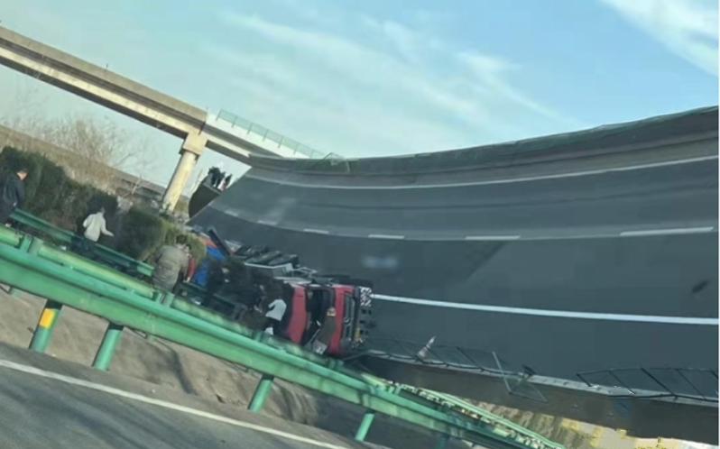 鄂东大桥匝道侧翻事故伤者发声：要是开快2秒钟 3个人都没命了