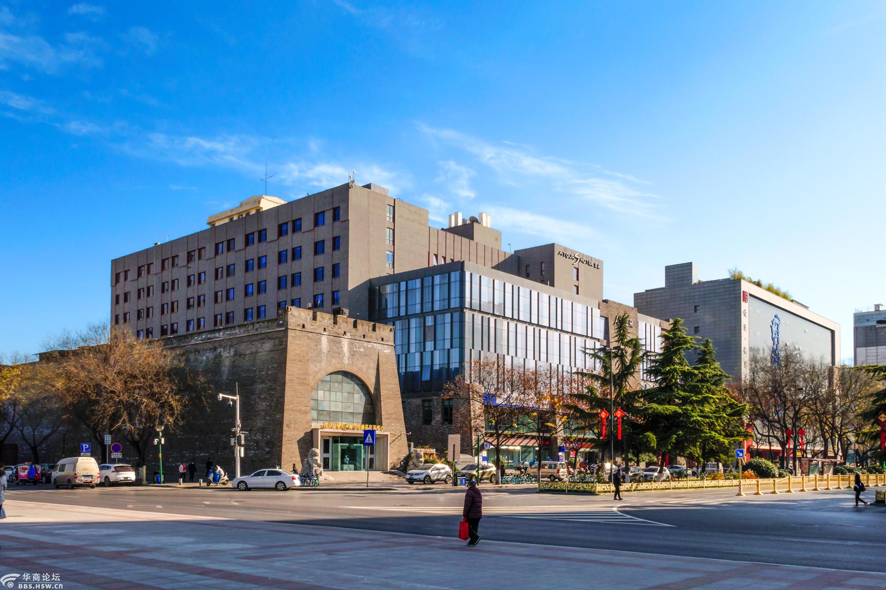 卡片机高速连拍周末的西安新城广场