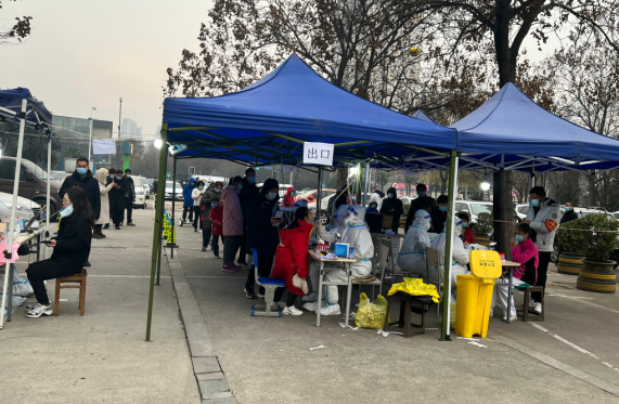 华商头条|西安紫薇田园都市小区居民须出小区做核酸 居民担心扎堆不安全