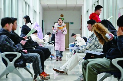 12月20日，湖南省衡阳市南华大学图书馆，考研的同学在复习备考。曹正平摄/光明图片