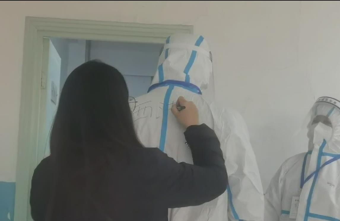 监考老师们已出发 为B类和C类密接的考生送考上门