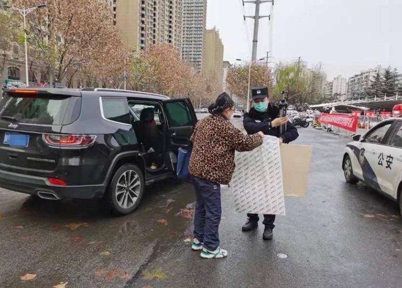 考研考生忘带画板画纸 西安高新女警飞奔救急