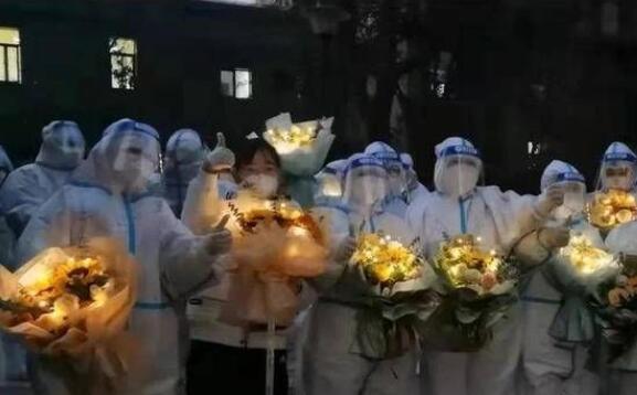 太华路小学学生温暖逆行者 一起加油我的城