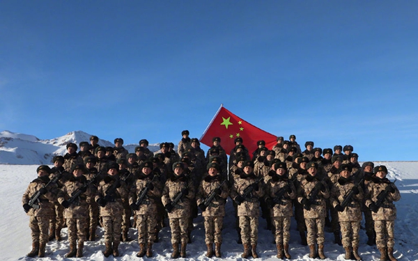 零下40℃ 官兵5200米高原吊车升国旗迎新年