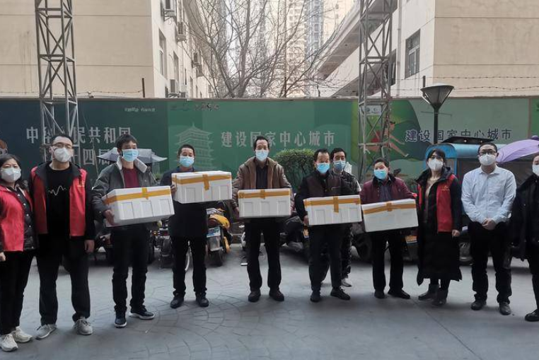华商头条|华商记者帮|因疫情管控10名农民工被困小区 社区联合物业免费发放五箱蔬菜