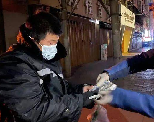 外地打工者因疫情生活困难 社区发现后主动提供食物和现金