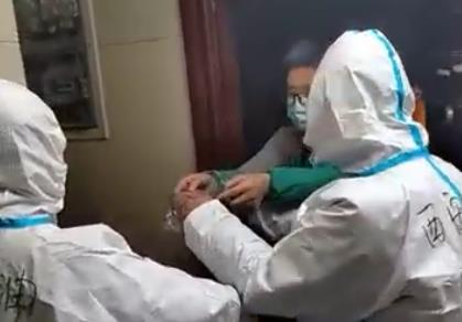 被宠爱的“大白”  瞬间暖心了 西安一业主为一线工作人员送去热饭菜