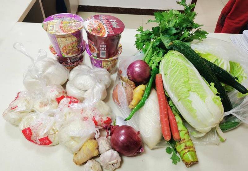 华商头条|华商记者帮|陪朋友来西安看病被困旅馆生活困难 社区送去馒头蔬菜