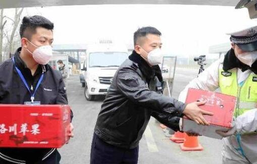 华商头条|洛川果农给西安一线防疫者捐赠了一车600箱苹果