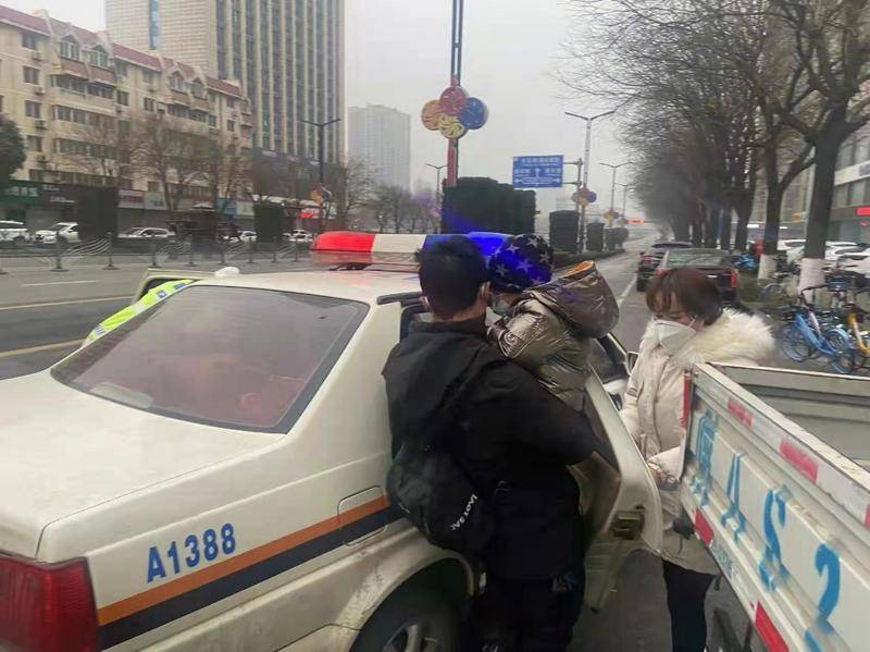 西安三岁幼童家中突发高烧出行困难 民警上门接送到医院