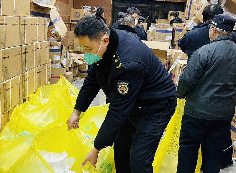 基层防疫人员的24小时：接送人、搬物资、巡逻……  任务来了就出发