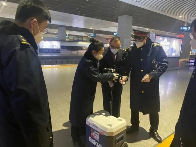 干得漂亮！G2045次“救护车”