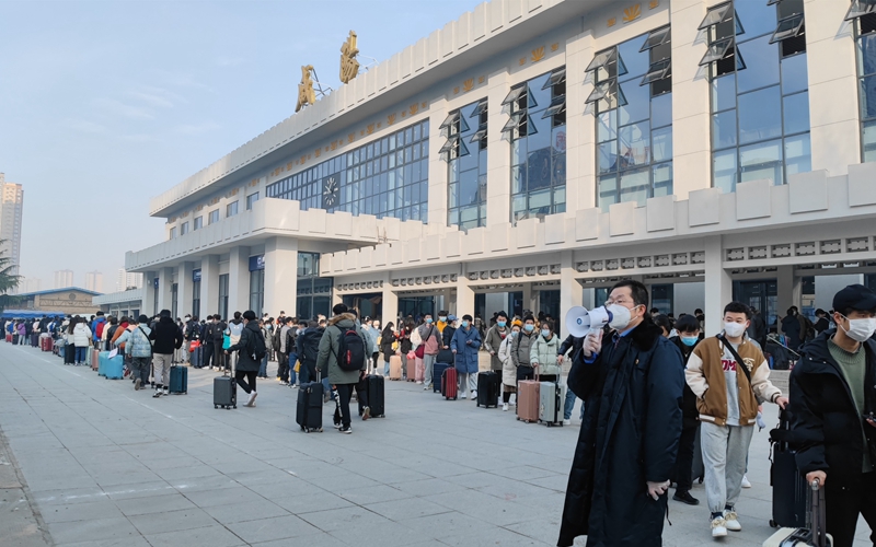 华商头条|咸阳首开高铁学生专列 650名学生踏上回家旅程
