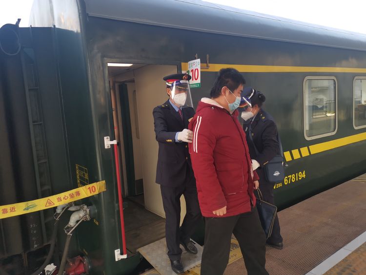 商洛盲人学生宝鸡乘火车回家 车站工作人员安全悉心照顾安全送达