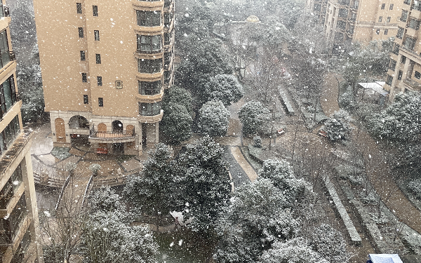 2022年西安的第一场雪！网友：多希望能出门堆个雪人