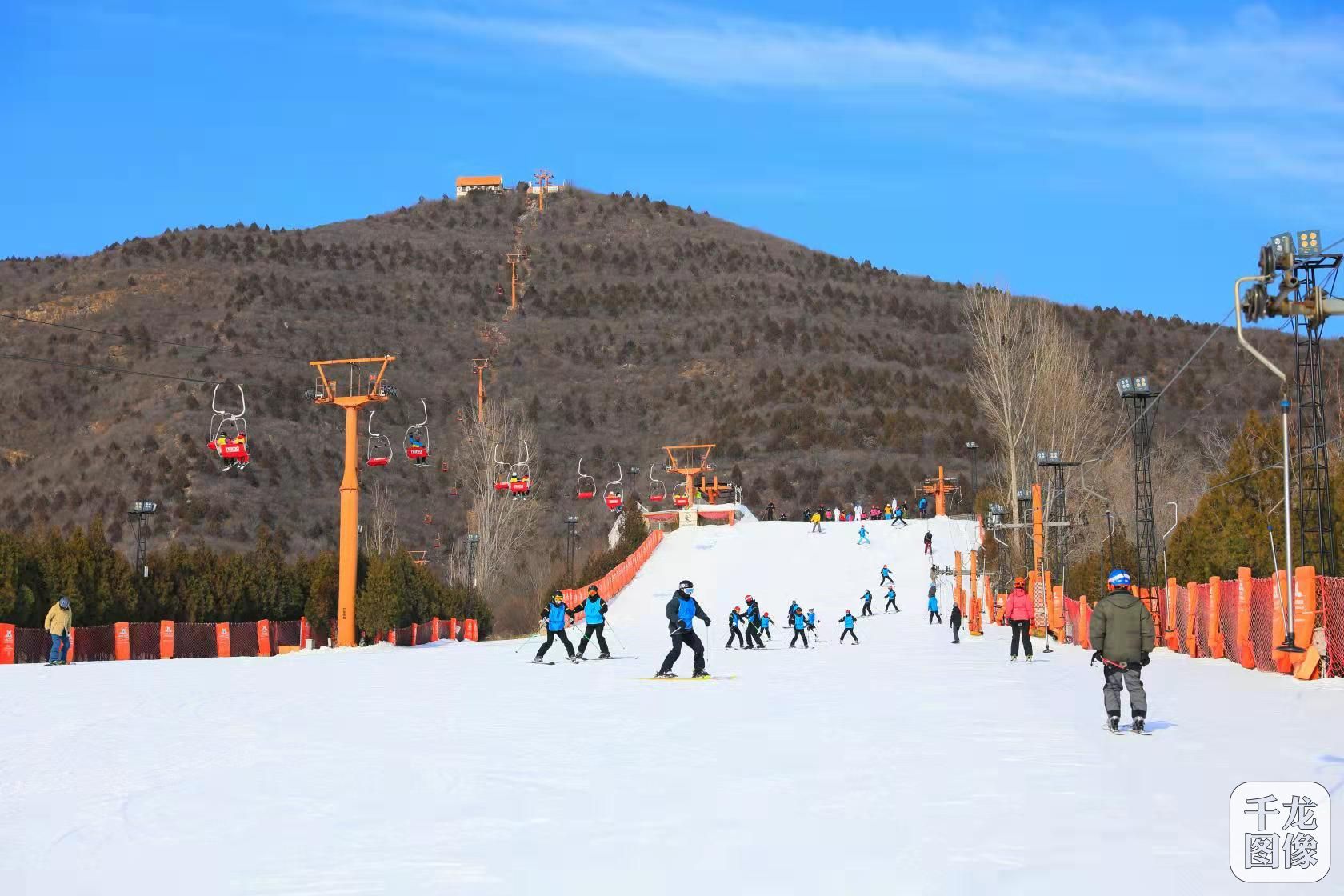 在北京静之湖滑雪场,假期热度非凡,中初级雪道和练习场上人头攒动