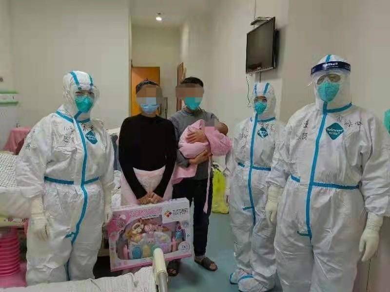 确诊新冠时才出生4天的小宝宝出院啦 年龄小排毒时间长住院20天