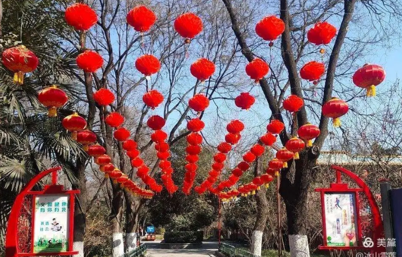复工复产迎新春扮靓景观细梳妆高挂灯笼迎新年