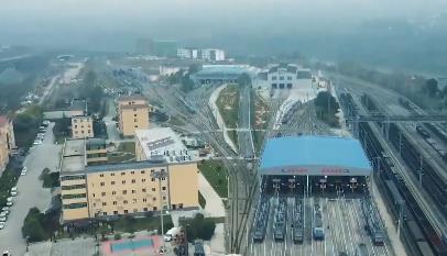 忙里偷闲，这些铁路职工快板儿话春运