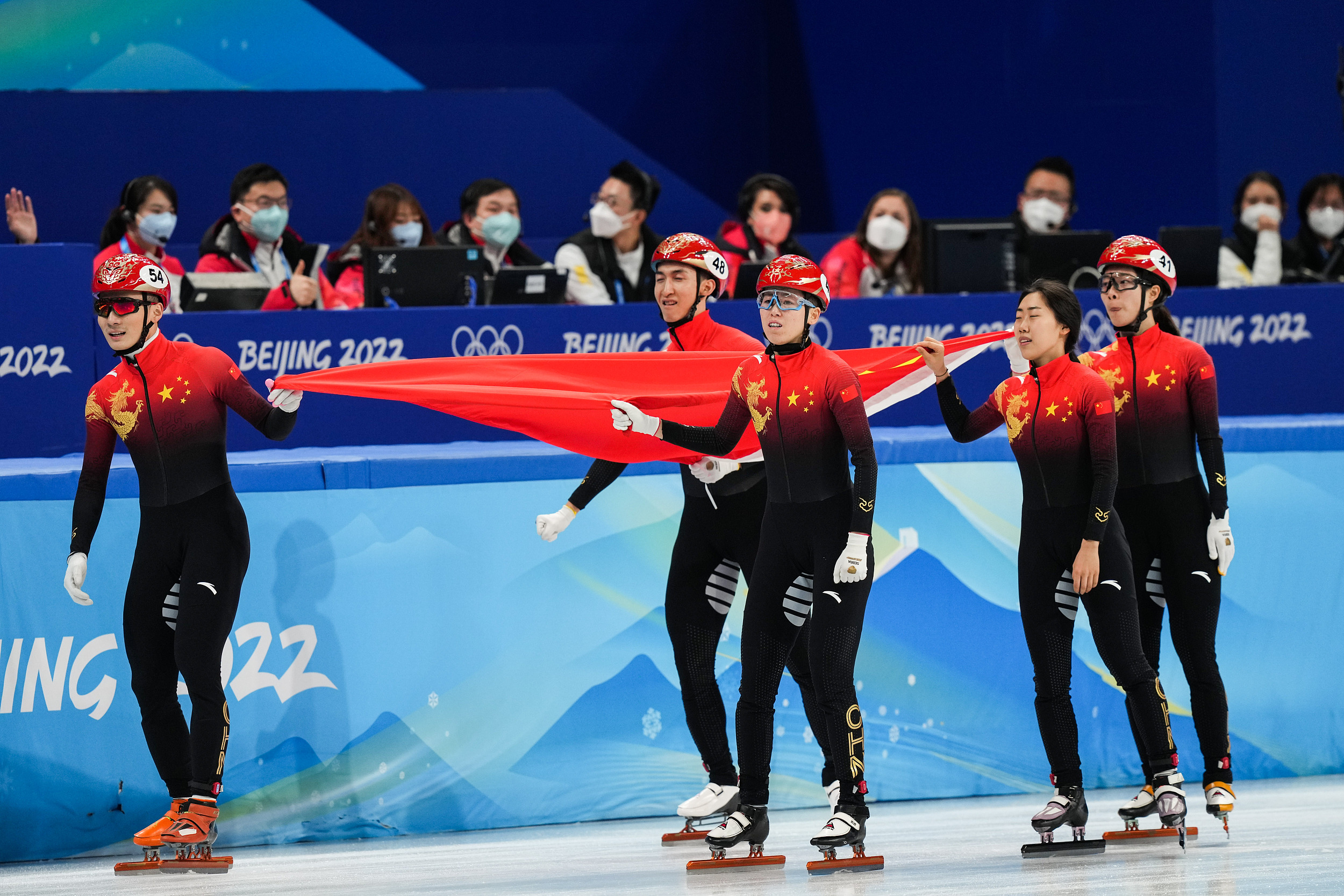 中国代表团的冬奥首金来了短道速滑混合团体接力夺金