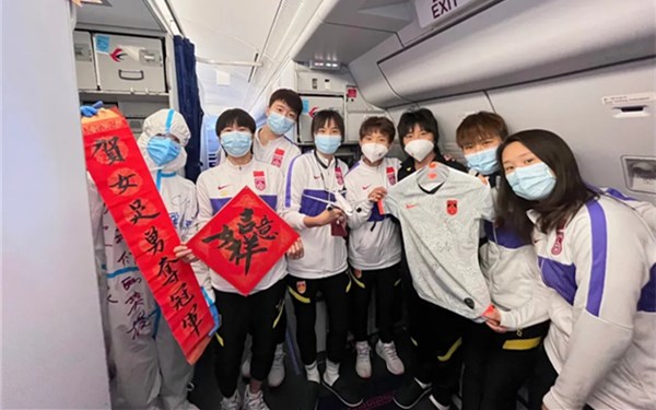 欢迎回家！中国女足载誉回国 