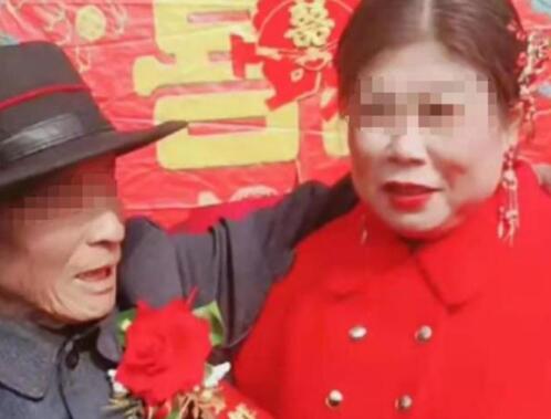 山东78岁新郎骑骏马迎娶48岁新娘 邻居：老人是低保户