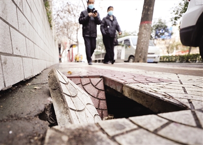 华商头条|西安丰庆路西段人行道现大坑 市民期盼尽快修复