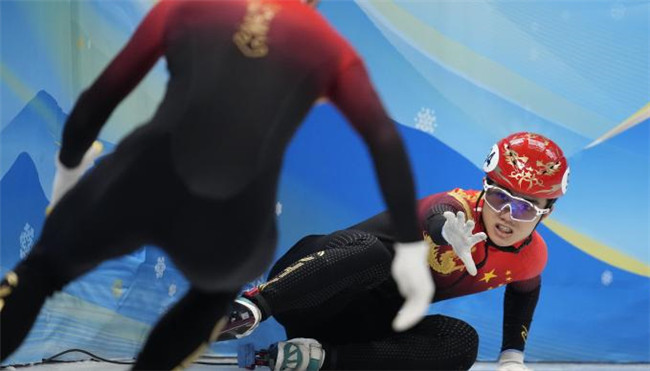 现场｜中国短道队：碰撞提醒我们 超越对手尽量快一点稳一点