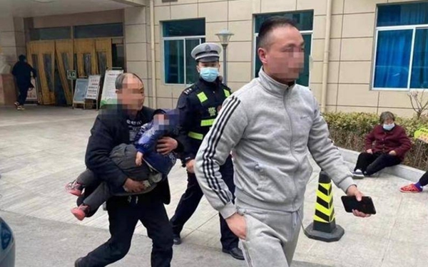 华商头条|商洛2岁半儿童颅脑损伤危及生命 交警接力送医抢回时间