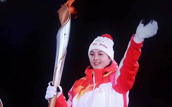 女孩唐雪梅为北京冬残奥会火炬手 曾在汶川地震中被埋28小时