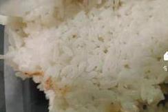 西安男子点外卖发现菜叶发黄饭上还有毛发 美团：对商家食品安全加强监督